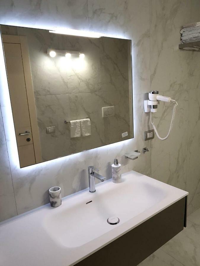 Deluxe Apartments Garda Sirmione Exterior photo